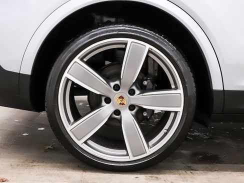 Used 2021 Porsche Cayenne w/ Premium Package image 10