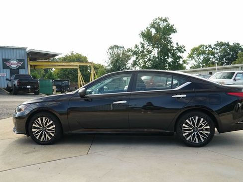 Used 2025 Nissan Altima 2.5 SV FWD image 23