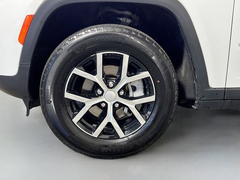 Used 2024 Jeep Grand Cherokee Limited image 14