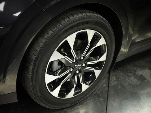 Used 2022 Kia Carnival EX FWD image 4
