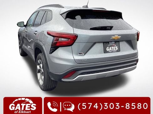 Used 2025 Chevrolet Trax LT FWD image 7