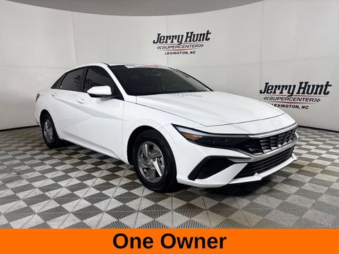 Used 2026 Hyundai Elantra SE FWD image 4