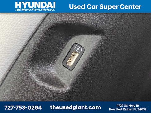 Used 2022 Hyundai Palisade SEL w/ Premium Package FWD image 17