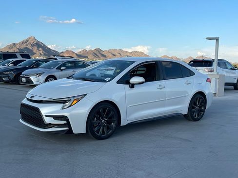 Used 2025 Toyota Corolla SE FWD image 2