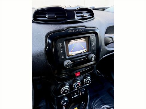 Used 2017 Jeep Renegade Latitude image 10