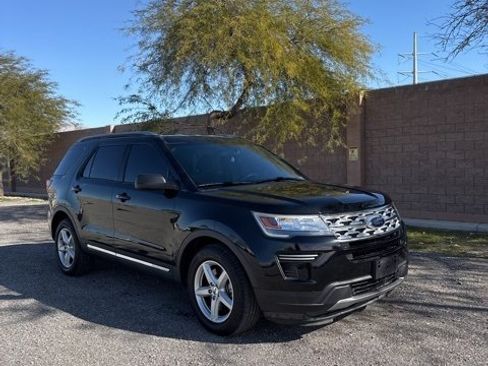 Used 2018 Ford Explorer XLT image 3
