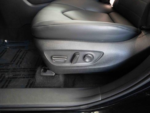 Used 2025 Toyota Highlander XLE image 12