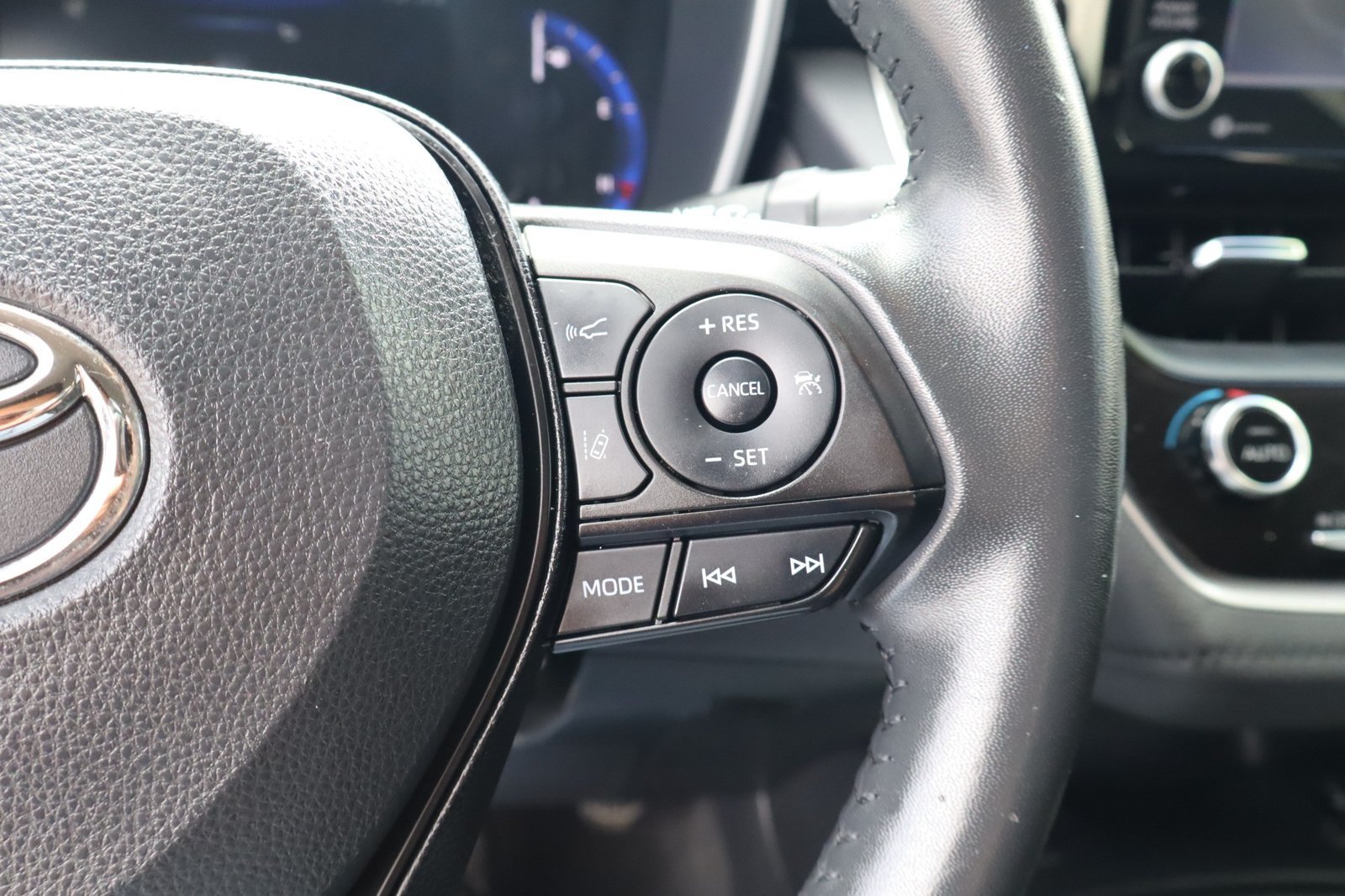Used 2022 Toyota Corolla LE w/ Premium Interior Package FWD image 25