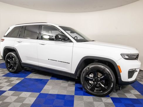 Used 2025 Jeep Grand Cherokee Limited w/ Black Appearance Package AWD/4WD image 4