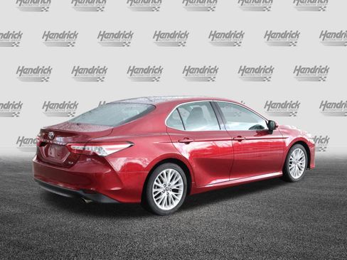 Used 2018 Toyota Camry XLE image 9