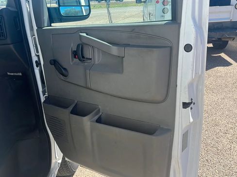 Used 2016 Chevrolet Express 3500 RWD image 15