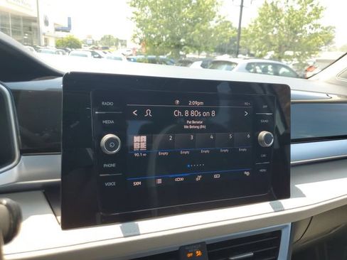 Used 2025 Volkswagen Taos SE w/ Panoramic Sunroof Package FWD image 30