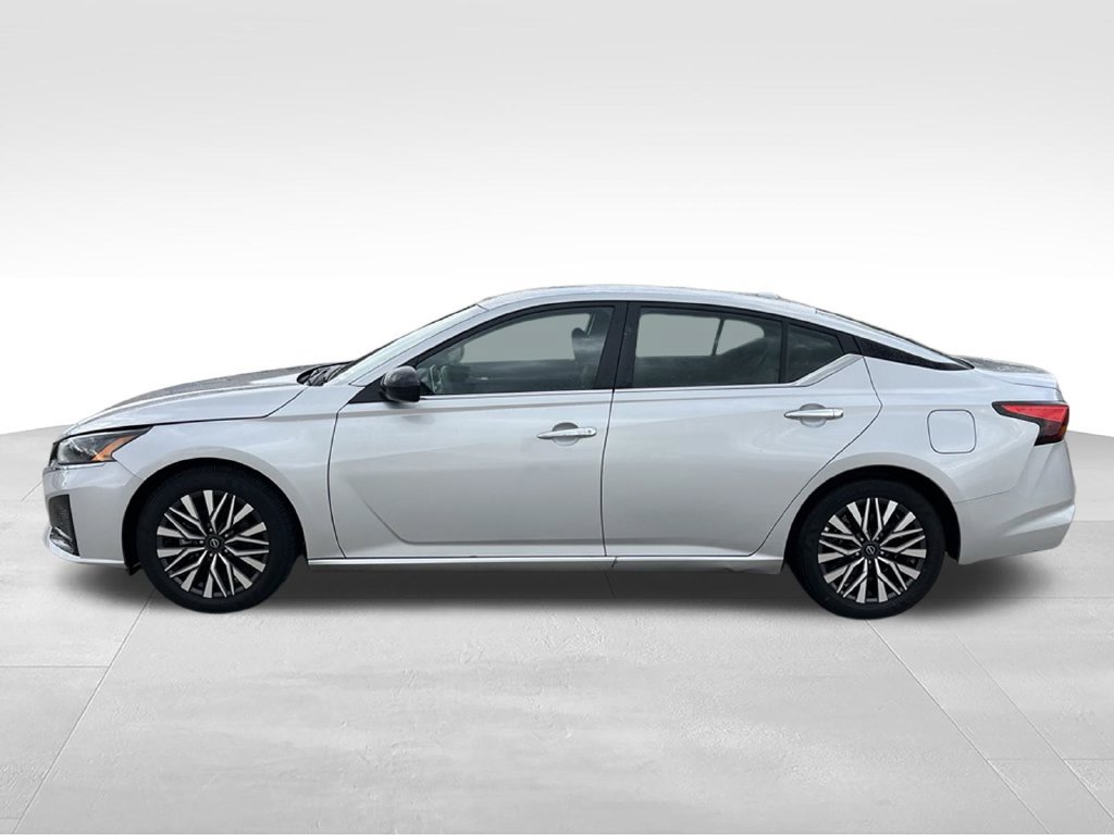 Used 2025 Nissan Altima 2.5 SV FWD image 10