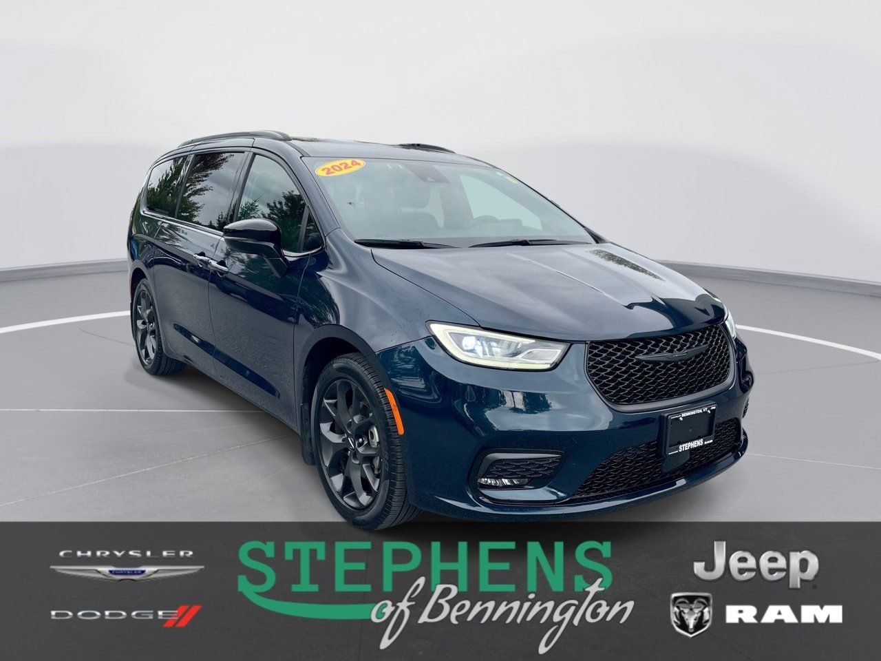 Used 2024 Chrysler Pacifica Touring-L w/ S Appearance Package FWD image 1