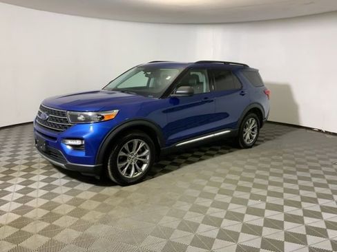 Used 2022 Ford Explorer XLT w/ Equipment Group 202A AWD/4WD image 13