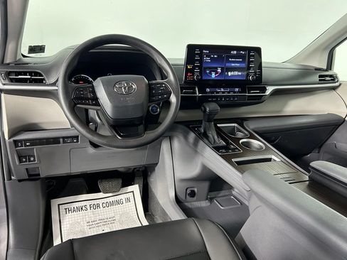 Used 2024 Toyota Sienna LE w/ LE Plus Package AWD/4WD image 17