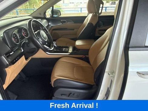 Used 2024 Kia Carnival LX FWD image 2