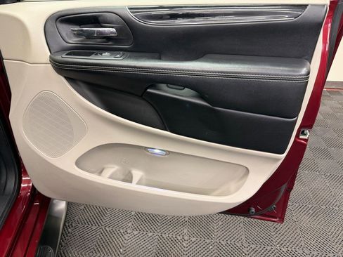 Used 2019 Dodge Grand Caravan SXT image 19