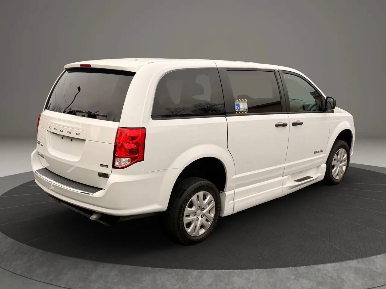 Used 2019 Dodge Grand Caravan SE FWD image 5