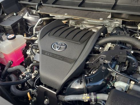 Certified 2024 Toyota Highlander LE image 28