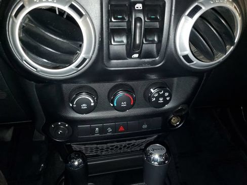 Used 2012 Jeep Wrangler Unlimited Sahara AWD/4WD image 19
