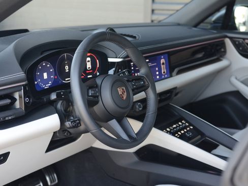 Certified 2025 Porsche Macan 4S Electric AWD/4WD image 4