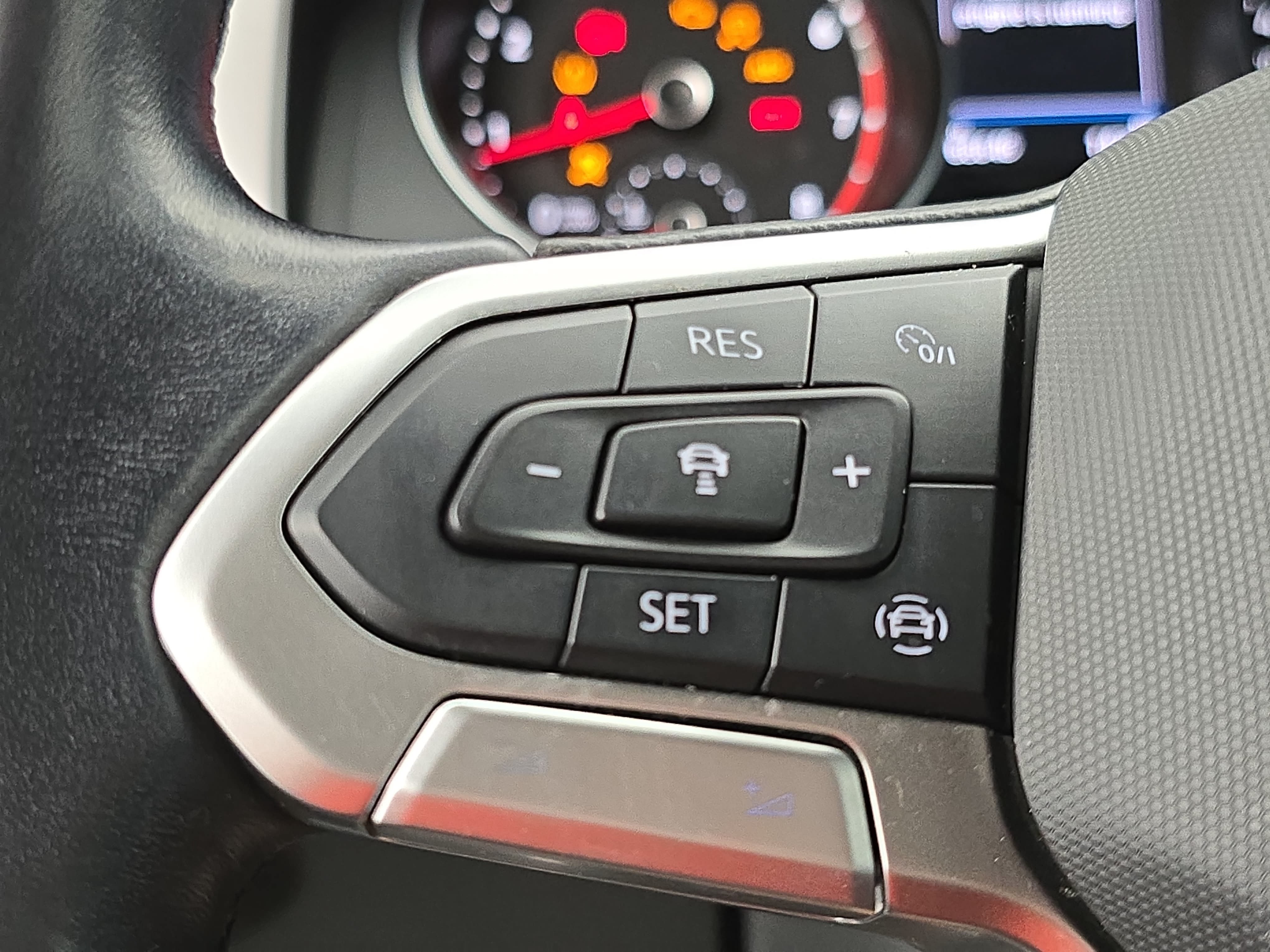 Used 2020 Volkswagen Atlas Cross Sport SE w/ Panoramic Sunroof Package FWD image 17