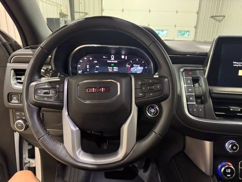 Used 2023 GMC Yukon XL SLT AWD/4WD image 12