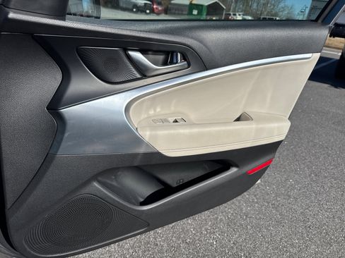 Used 2025 Genesis G70 2.5T image 12