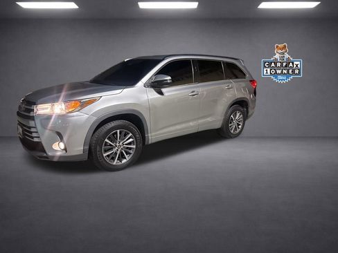 Used 2017 Toyota Highlander XLE w/ Carpet Mat Package FWD image 2