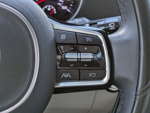 Used 2024 Kia Carnival LX FWD image 21
