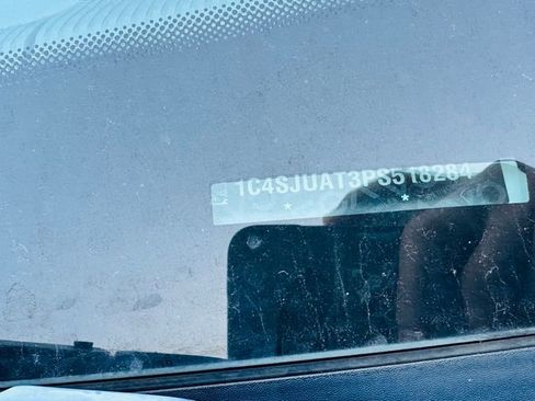 Used 2023 Jeep Wagoneer 2WD image 4