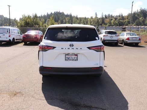 Used 2022 Toyota Sienna LE FWD image 6