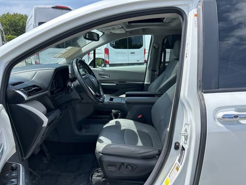 Used 2023 Toyota Sienna XLE image 9