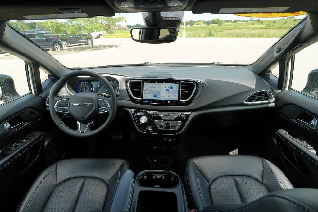 Used 2025 Chrysler Pacifica Select FWD image 28