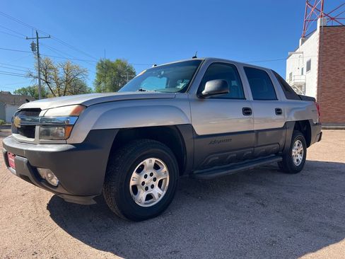 Used 2005 Chevrolet Avalanche Z71 w/ Sun And Sound Package AWD/4WD image 3