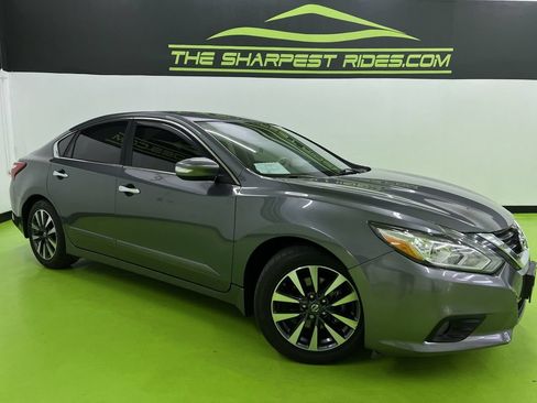 Used 2017 Nissan Altima 2.5 SV w/ Convenience Package FWD image 1