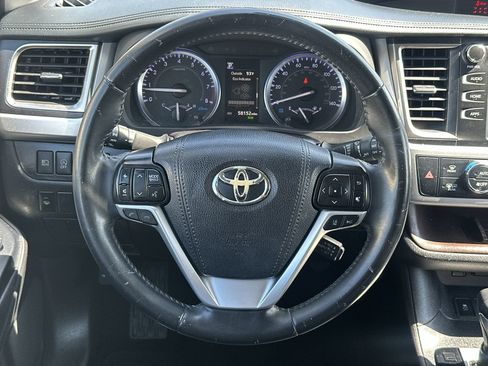 Used 2019 Toyota Highlander XLE FWD image 19