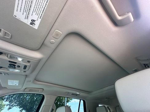 Used 2022 GMC Yukon Denali RWD image 29