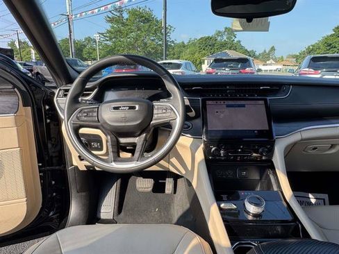 Used 2023 Jeep Grand Cherokee Limited w/ Luxury Tech Group II AWD/4WD image 34