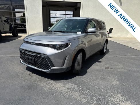 Used 2025 Kia Soul LX w/ LX Technology Package FWD image 3