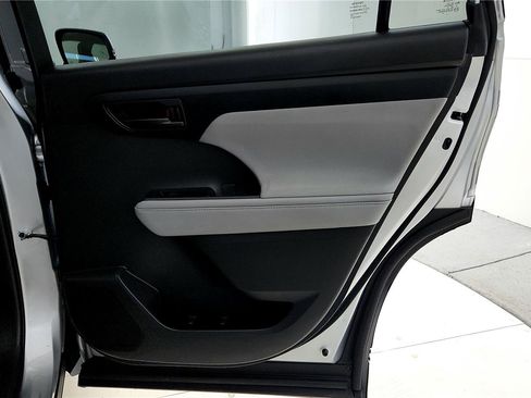 Used 2023 Toyota Highlander LE AWD/4WD image 19