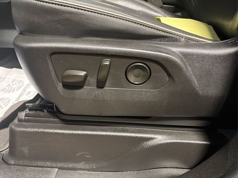 Used 2023 Chevrolet Suburban Premier image 28