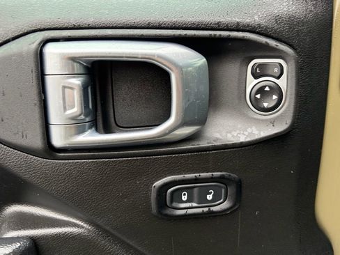 Used 2025 Jeep Wrangler Unlimited Rubicon image 17