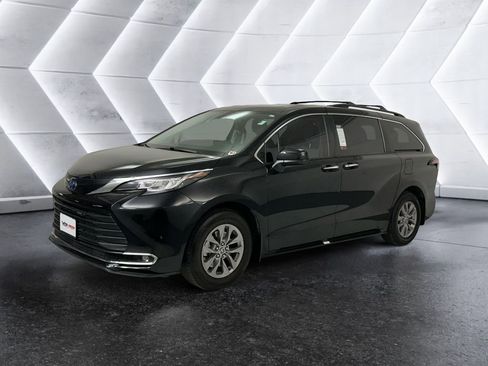 Used 2022 Toyota Sienna XLE FWD image 3