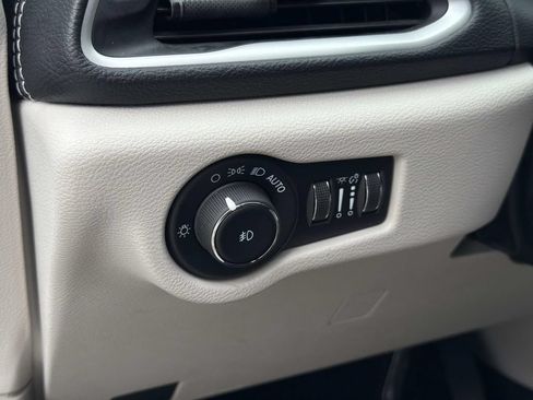 Used 2022 Chrysler Pacifica Touring-L FWD image 26
