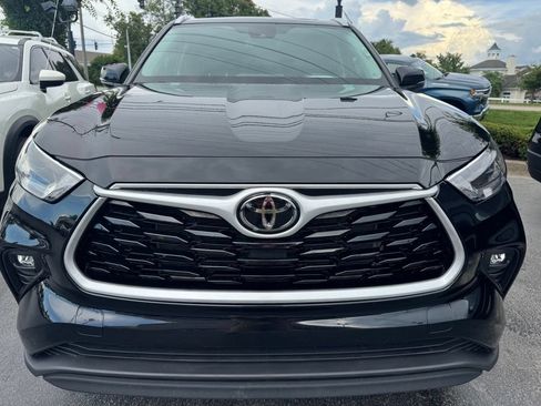 Used 2022 Toyota Highlander XLE AWD/4WD image 8