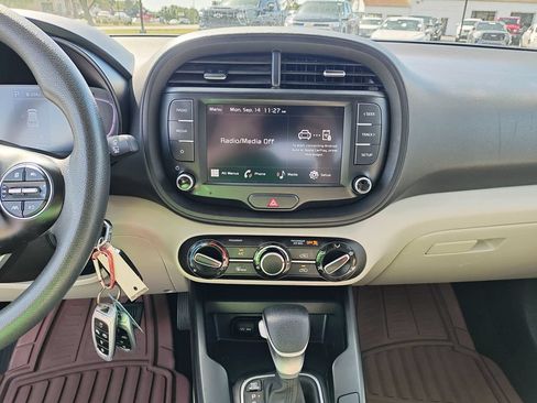 Used 2023 Kia Soul LX w/ LX Technology Package FWD image 21