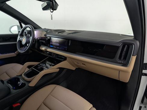 Certified 2026 Porsche Cayenne AWD/4WD image 19
