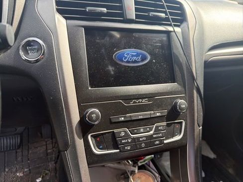 Used 2019 Ford Fusion SE FWD image 16